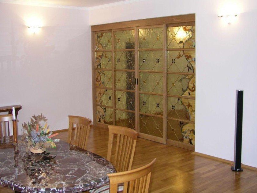 Перегородка для гостиной с цветным стеклом и декоративными вставками Новокузнецк