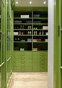 Г-образная гардеробная комната в зеленом цвете Новокузнецк